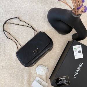 CHANEL Black Quilted Shoulder Bag with Chain Strap